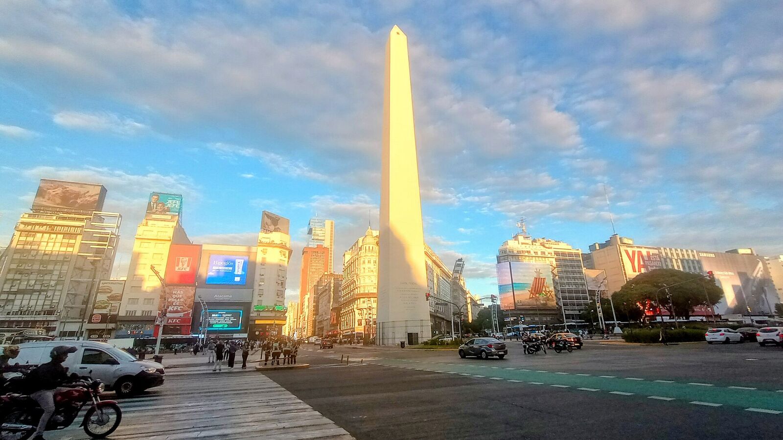 De witte Obelisco van Buenos Aires aan de brede Avenida 9 de Julio bij avondlicht