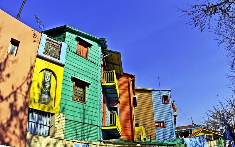Felgekleurde gevels van golfplaat in het straatje Caminito in de wijk La Boca in Buenos Aires