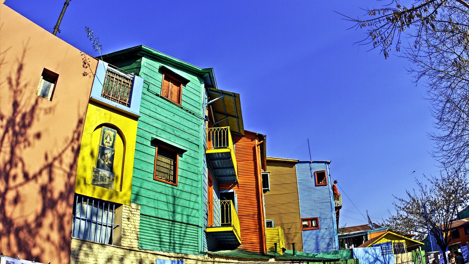 Felgekleurde gevels van golfplaat in het straatje Caminito in de wijk La Boca in Buenos Aires