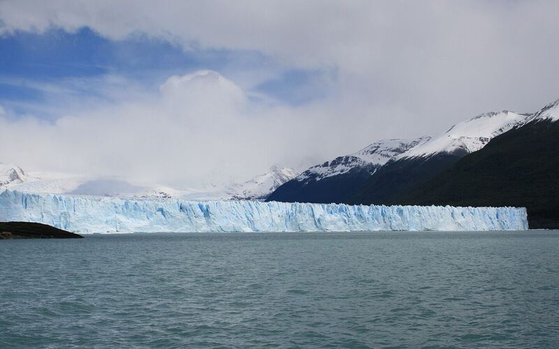 Het ijsfront van de Perito Moreno-gletsjer boven het grijsblauwe water van het Lago Argentino