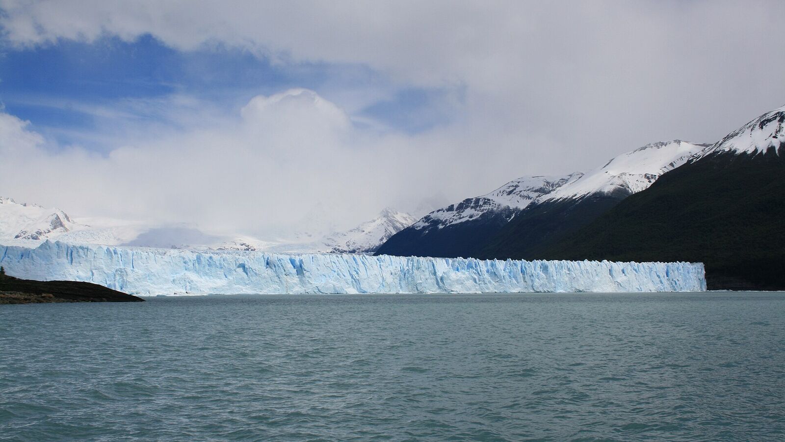 Het ijsfront van de Perito Moreno-gletsjer boven het grijsblauwe water van het Lago Argentino