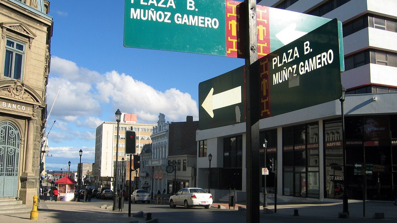 Groene straatnaamborden bij Plaza Muñoz Gamero in het centrum van Punta Arenas