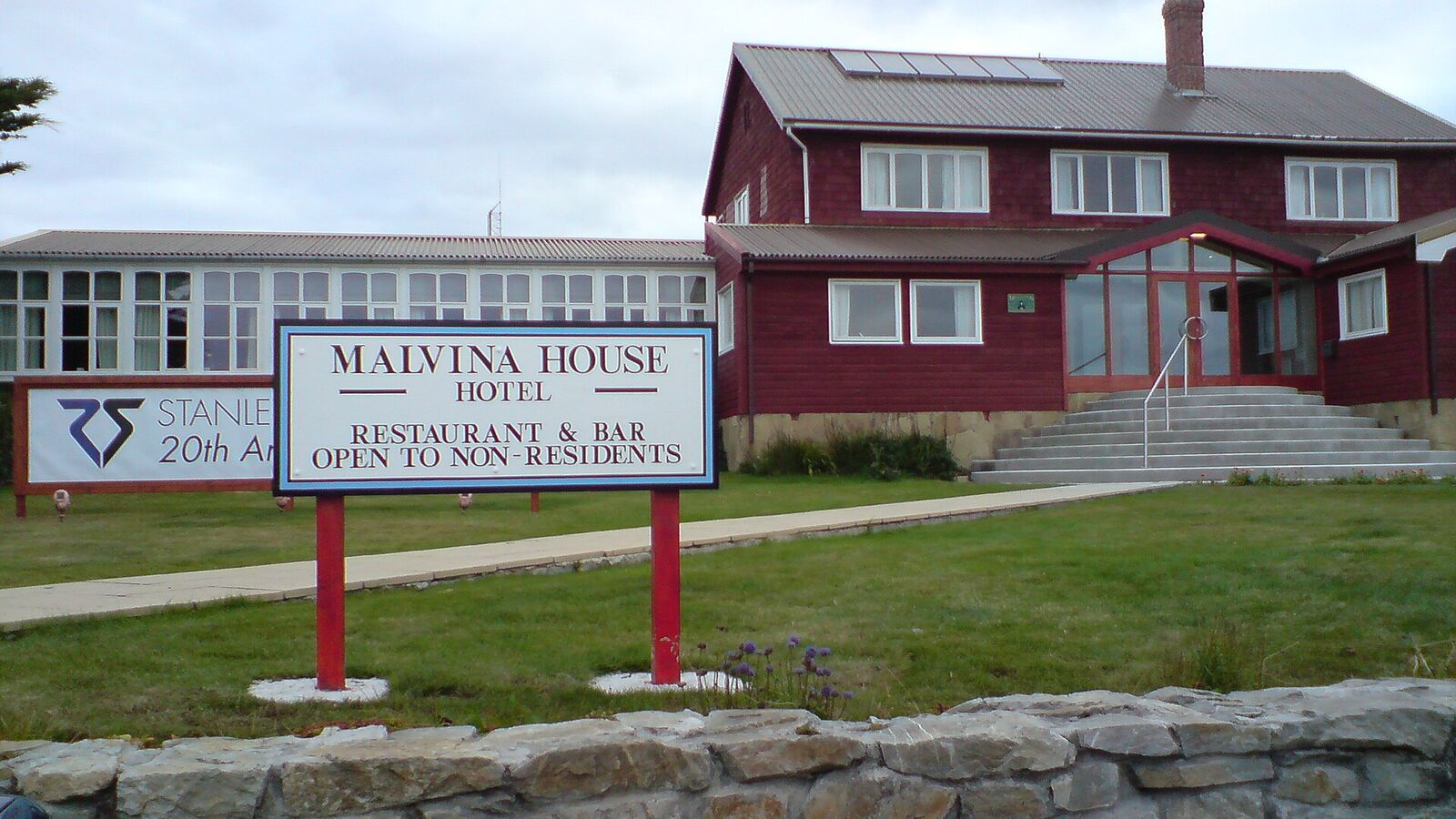Rood houten gebouw van het Malvina House Hotel aan Ross Road in Stanley