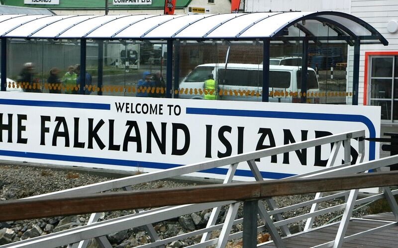 Welkomstbord 'Welcome to the Falkland Islands' bij de aanlegsteiger in Stanley