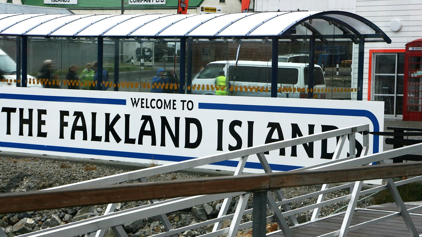 Welkomstbord 'Welcome to the Falkland Islands' bij de aanlegsteiger in Stanley