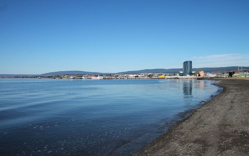 De kustlijn van Punta Arenas aan de Straat Magellaan bij helder weer