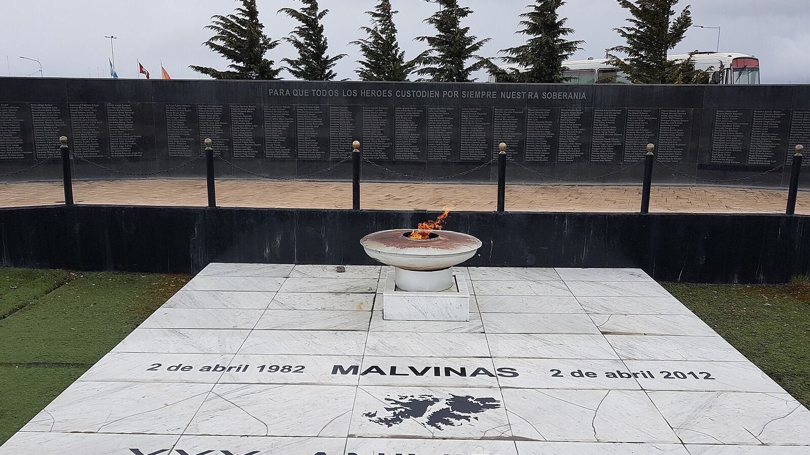 Gedenkplaats op de Plaza Islas Malvinas in Ushuaia met een eeuwige vlam en een tekst ter herdenking van 2 april 1982