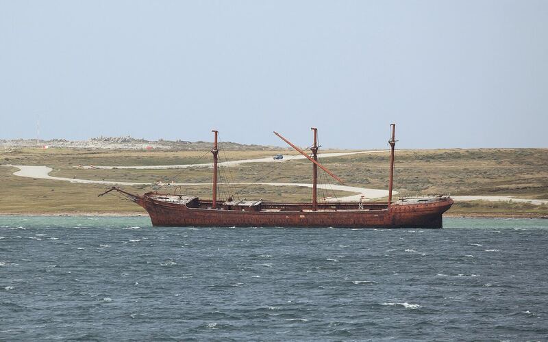 Het driemaster-wrak Lady Elizabeth ligt scheef in Whalebone Cove met het kale land rond Stanley op de achtergrond
