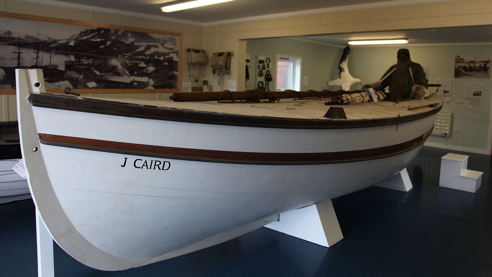 Witte houten replica van de reddingsboot James Caird in een museumzaal in Grytviken