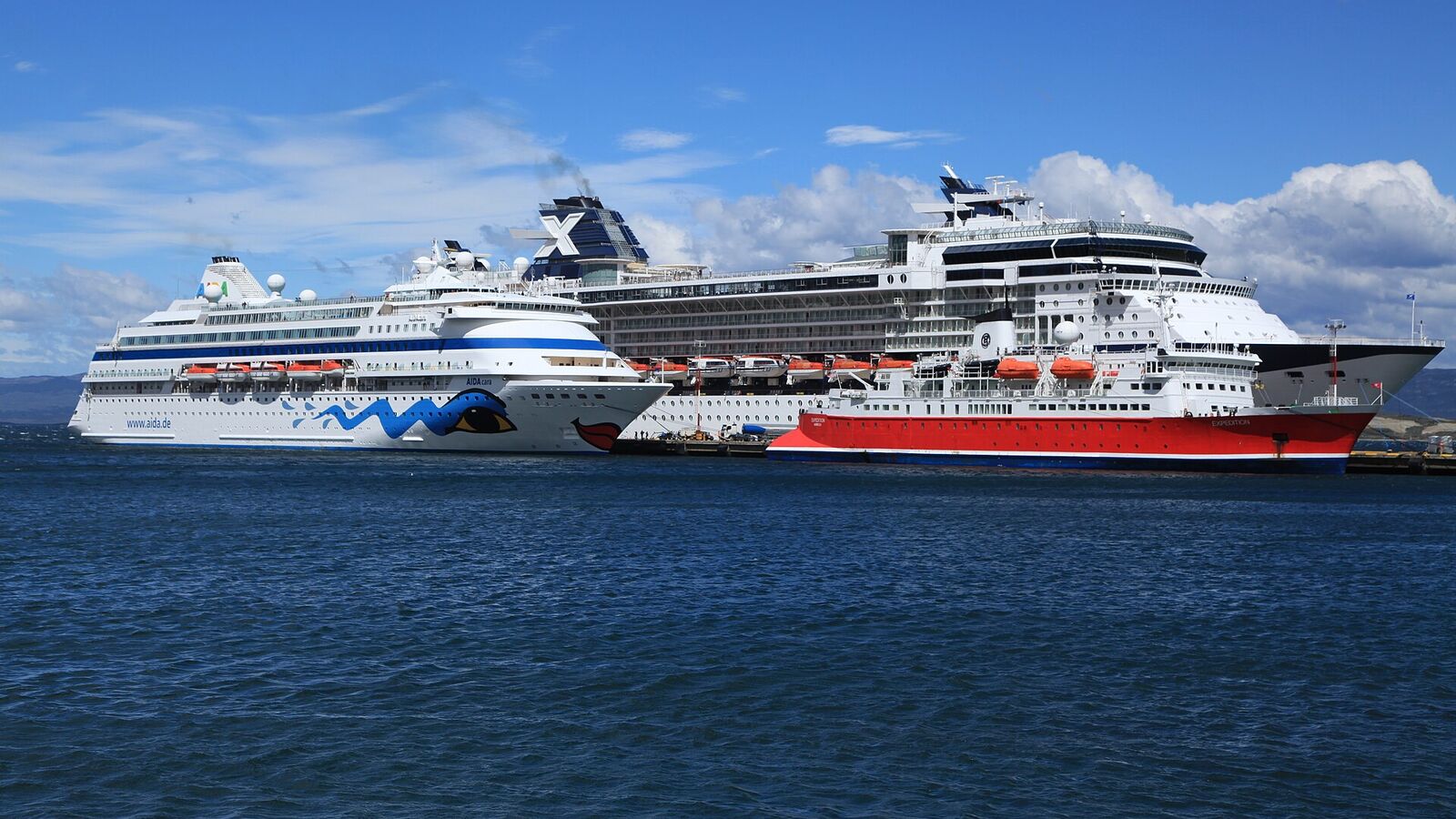 Drie cruiseschepen aan de pier van Ushuaia in het Beaglekanaal