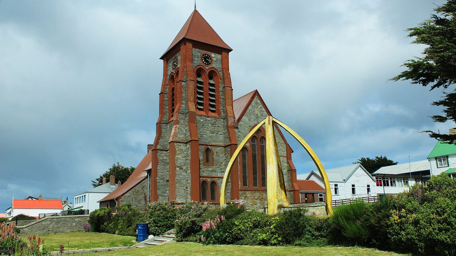 Boog van walvisbotten voor de bakstenen Christ Church Cathedral in Stanley