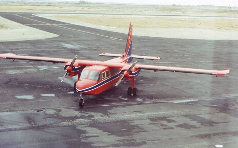 Rood Britten-Norman Islander-vliegtuigje van FIGAS op het platform van Stanley Airport
