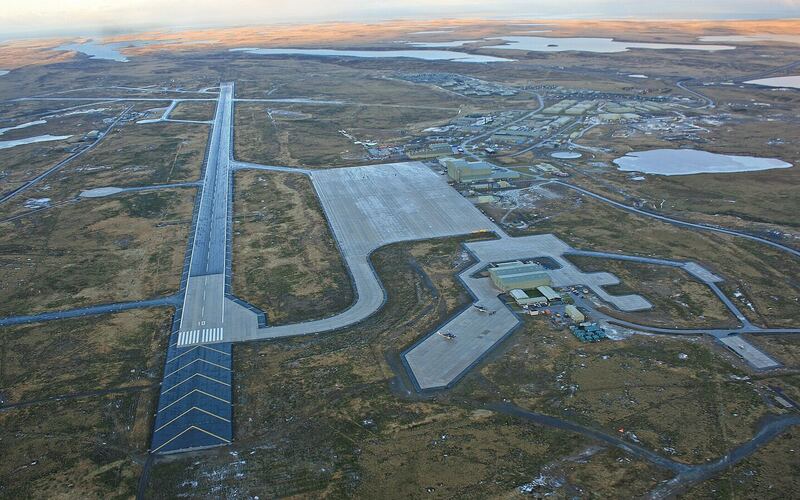 Luchtfoto van Mount Pleasant Airport op East Falkland met de start- en landingsbaan in een open heidelandschap